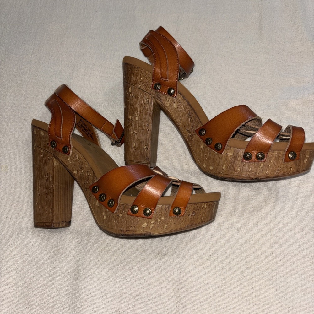 Groove Mystery Strappy Platform Sandals Tan Vegan Leather Studded Women's 8